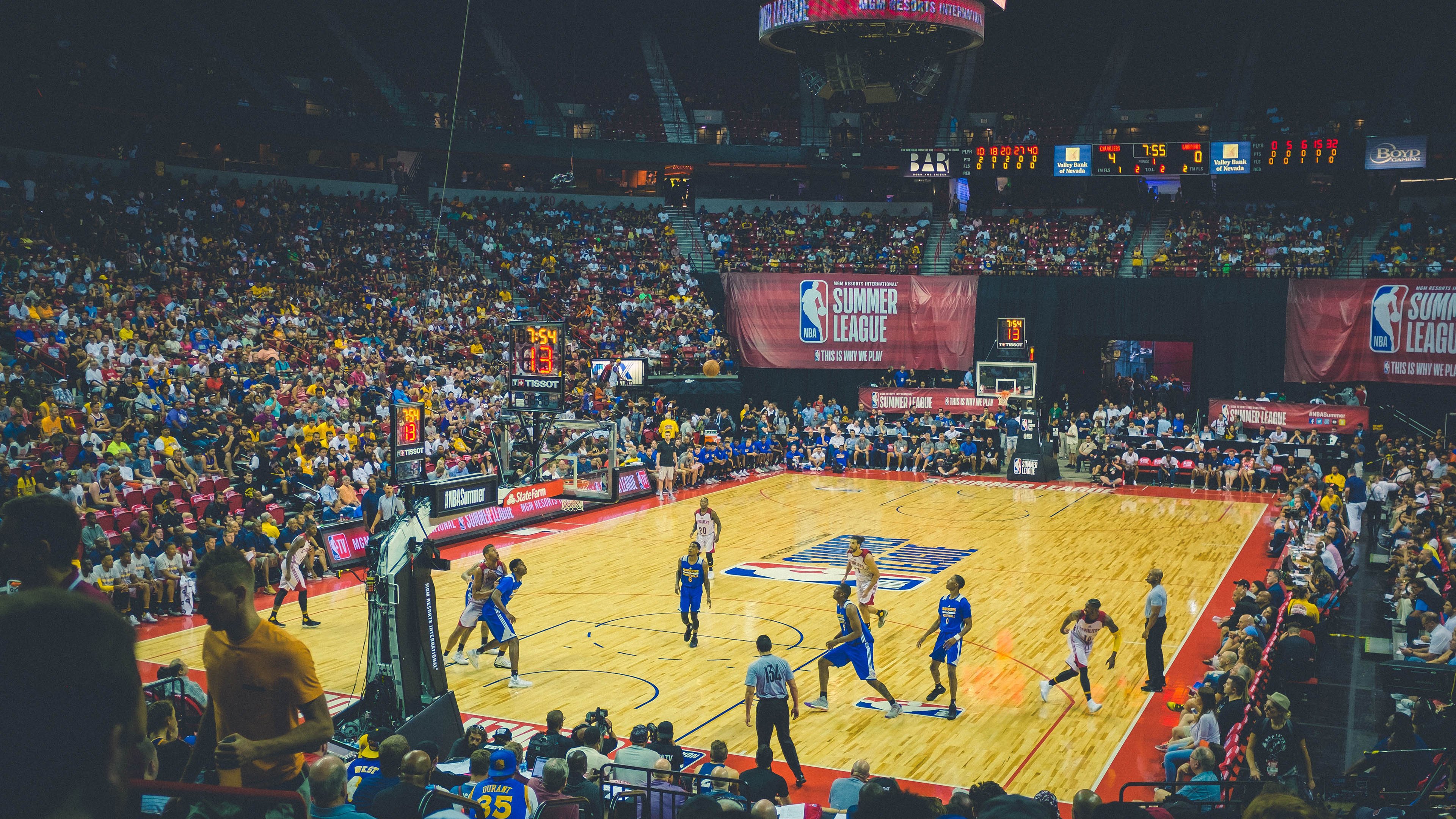 开云体育在线-当意甲焦点战遇上跨洲际篮球赛，灰熊轻取深圳队背后的体育叙事